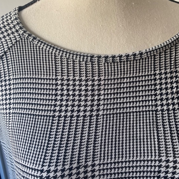 Short sleeve plaid top - Picture 3 of 3